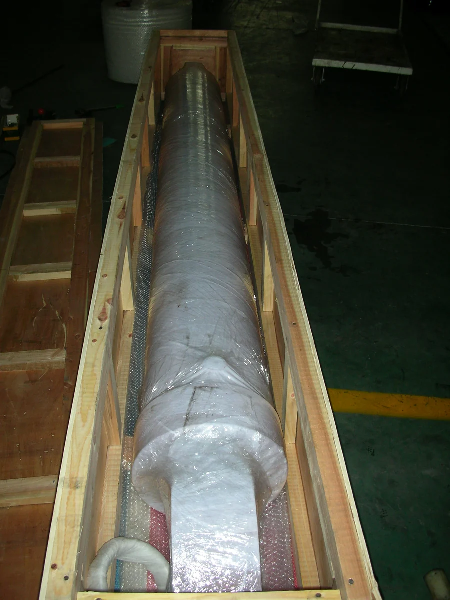 Long hydraulic cylinder protected with wrapping inside a wooden crate