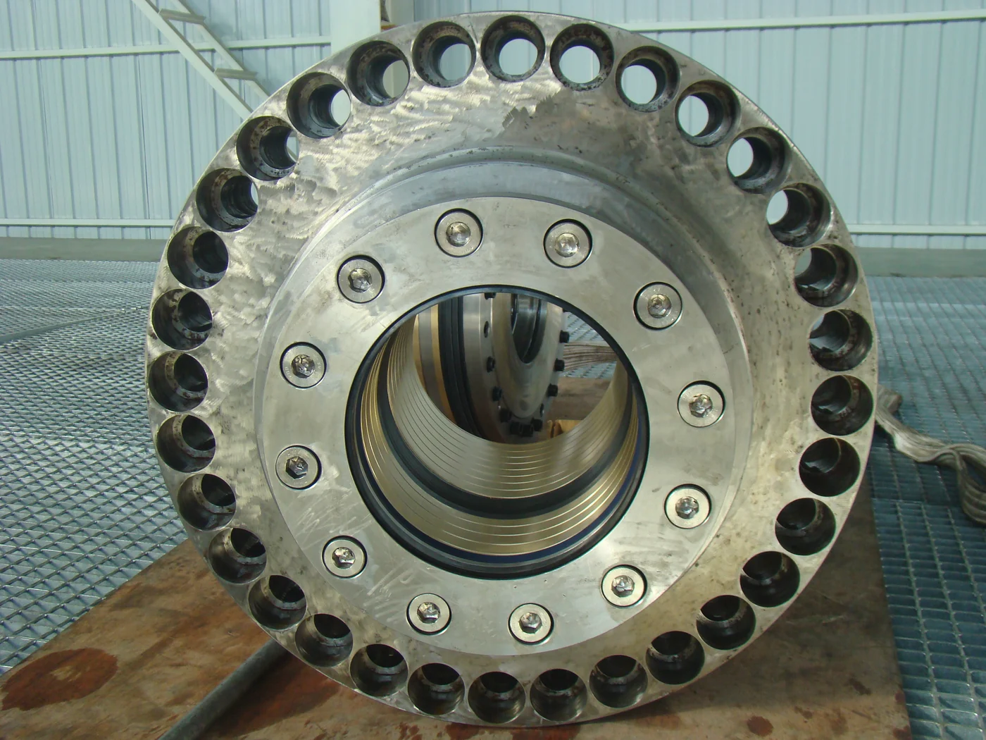 Machined cylinder head with a circular bolt pattern and central bore